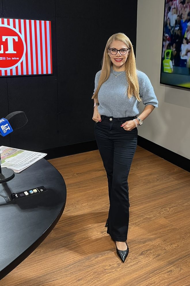 Cynthia Noguera de pie en el estudio de La Tribu