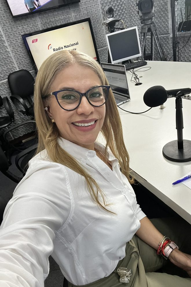 Cynthia Noguera sonriendo en el estudio de Radio Nacional