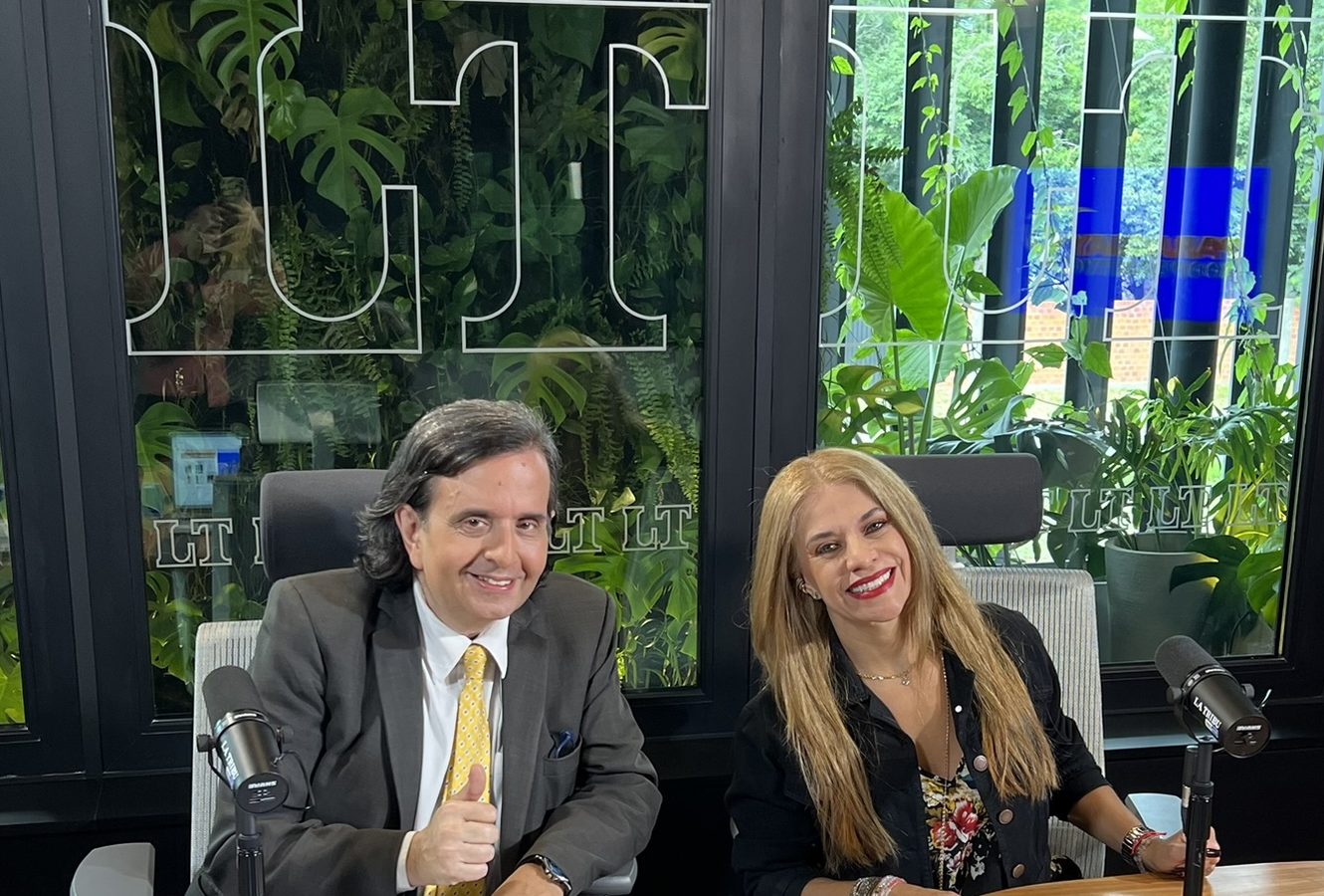 Cynthia Noguera y Pedro Kriskovich al aire en el estudio de La Tribu 650 AM
