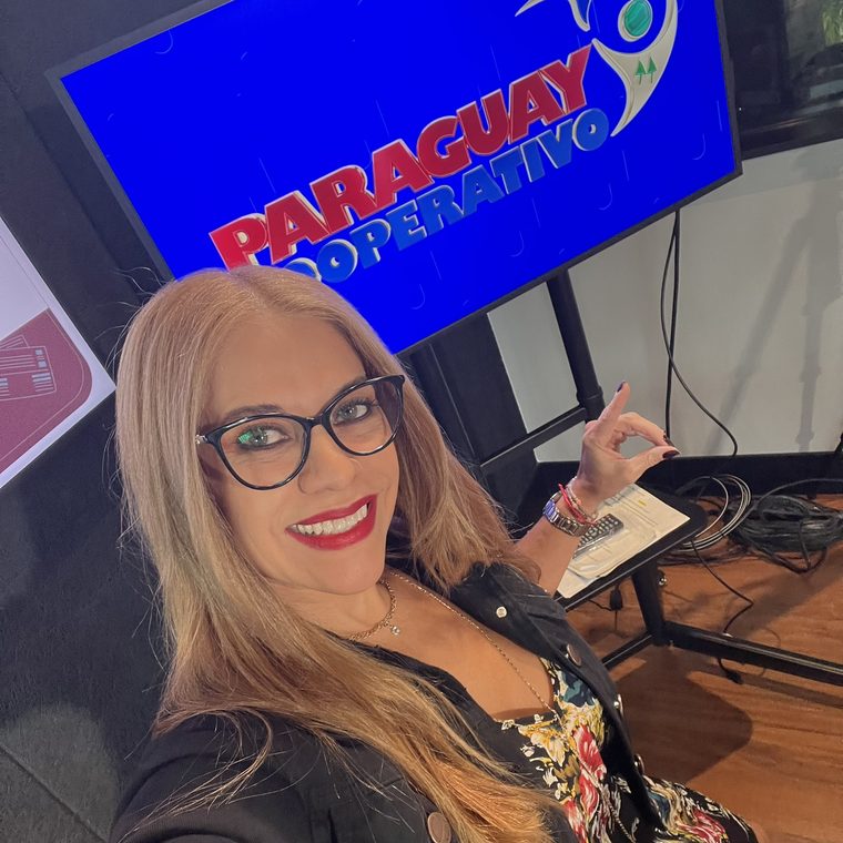 Cynthia Noguera al aire durante Paraguay Cooperativo