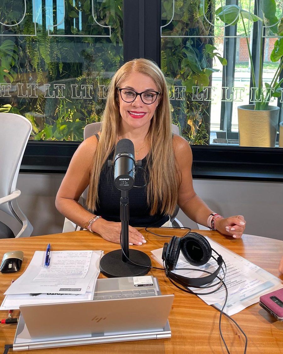 Cynthia Noguera al micrófono en el estudio de La Tribu 650 AM