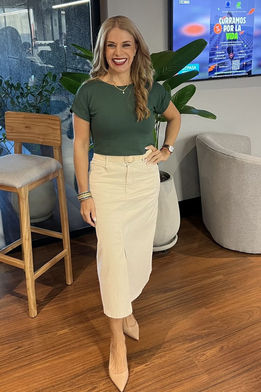 Cynthia Noguera de pie, sonriendo, en el estudio de La Tribu 650 AM